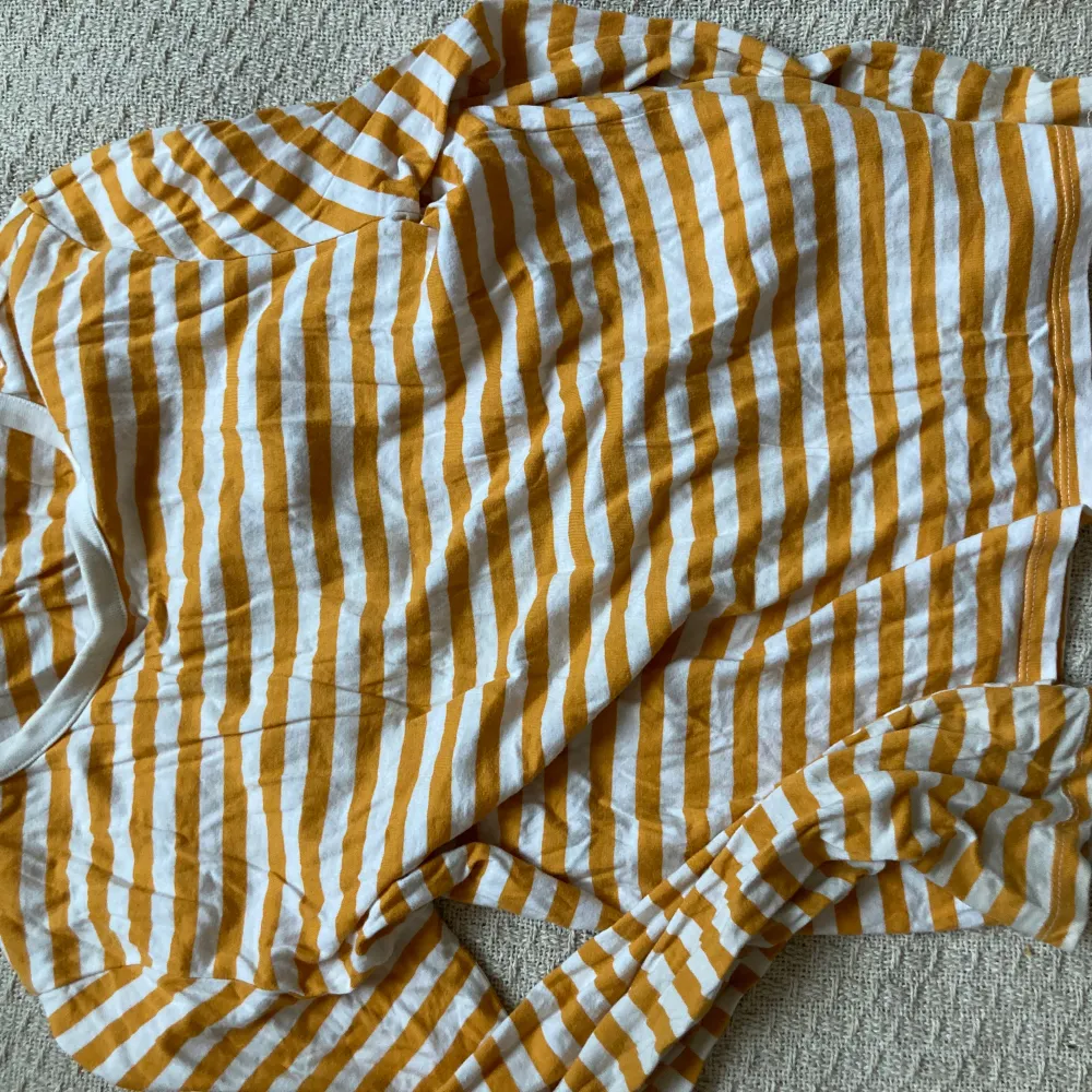 En gul och vit randig långärmad tröja från Monki! Köpare står för frakten . T-shirts.