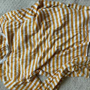 En gul och vit randig långärmad tröja från Monki! Köpare står för frakten 