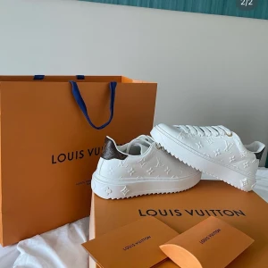 Louis Vuitton sneakers  - Säljer pågrund av att jag vill ha nya, storlek 37 passar även om du har 36. Använd 3 gånger, lite slitage på framsida av skorna. Priset kan diskuteras 