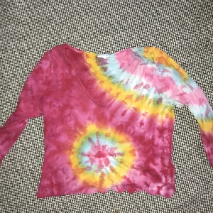 Tiedye tröja avklippta  - Asball tröja som är i fint skick. Fick tröjan av en kompis och tyvärr är märket och storlek avklippta, men passar mig som har s/m. Tröjan är avklippta nertill så den är mer croppad