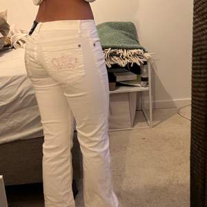 Vita Lågmidja Victoria Beckham jeans 
