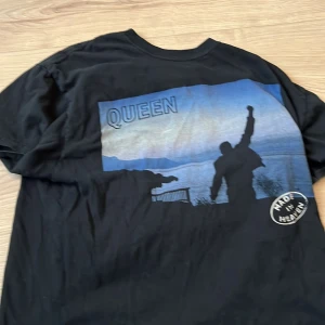Queen tröja, made in heaven  - En svart tröja med made in heaven tryck. Säljer begrund av att jag har gått över min Queen fas. Köparen står för frakt 
