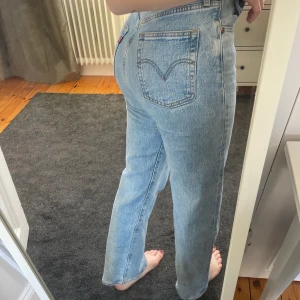 Levis ribcage straight jeans  - As snygga jeans från Levis i modellen Ribcage straight. Fint skick! Strl 26, jag är 163.
