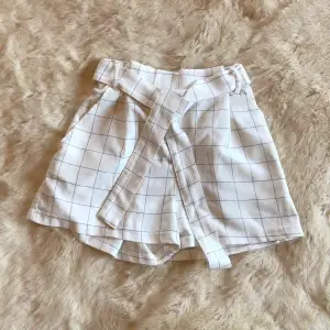 Fina vita paper bag shorts från Pull&Bear i storlek S, passar även på mig som brukar bära XS!