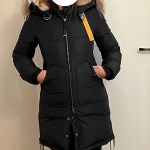 Parajumper longbear - Parajumper longbear jacka säljs som använts sparsamt, jackan har inga defekter. Köpt för 10.000 och säljs för 4.000 men priset kan diskuteras vid snabbaffär 