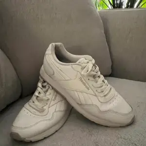Vita skor från Reebok som är någorlunda använda lite smutsiga men testade och går enkelt bort med en fuktig trasa, storlek 37/38, jag säljer för 90kr