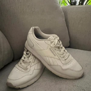 Reebok skor - Vita skor från Reebok som är någorlunda använda lite smutsiga men testade och går enkelt bort med en fuktig trasa, storlek 37/38, jag säljer för 90kr