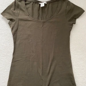 Grön t-shirt - Grön tight t-shirt från H&M, 20kr +frakt