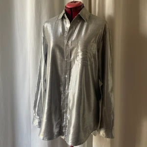 Hope skjorta - Silvrig hope skjorta.  Använd två gånger, i väldigt bra skick.  Möts gärna upp i Stockholm 