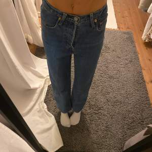 Levis jeans, ”mellanblå” stl 25x29 (jag är 170 cm)