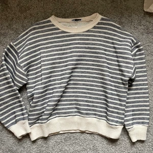 Randig tröja från Zara - En randig tröja från Zara. Köptes här på plick men har inte kommit till användning🫶🏻 Köparen står för frakt och pris kan diskuteras💕