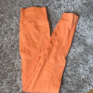 Träningstights  - Nya träningsbyxor aldrig använda! Strl S!  Super snygg färg, högmidjade! 