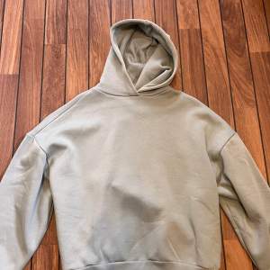 Grå hoodie från NLY TREND. Köptes för något år sedan och har mest hängt i garderoben. Den är oversized i storleken så passar XS-M skulle jag säga💋