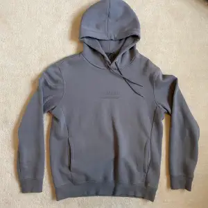 Vanlig grå hoodie från H&M. Tyvärr för kort i ärmarna för mig vilket gjort att den använts max 3 gånger. Liten fläck vid högra ärmens början, men inget man tänker på.