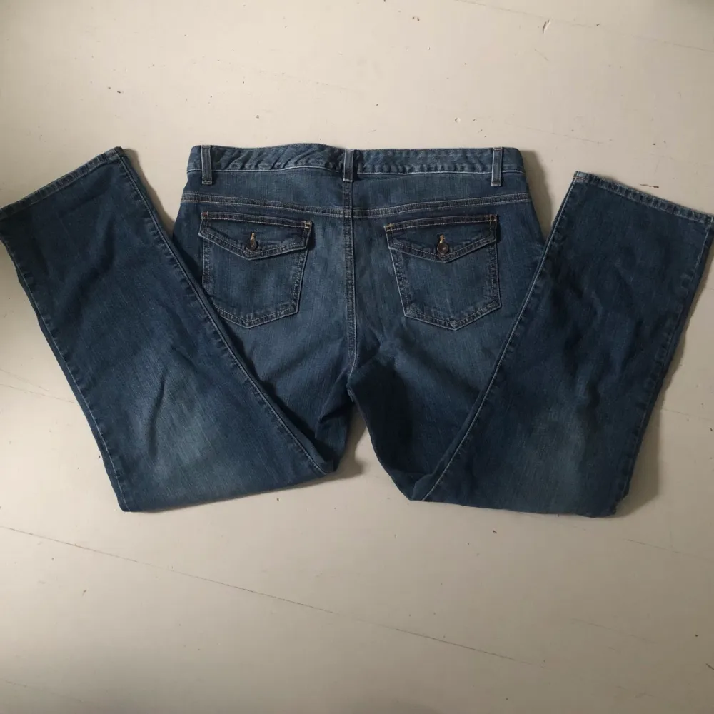 Så fina raka o lågmidjade jeans ifrån Tommy Hilfiger! Köpta secondhand och säljer för att de tyvärr inte passar❤️ Står storlek 14h inuti! så annorlunda fickor där bak också. Farkut & Housut.