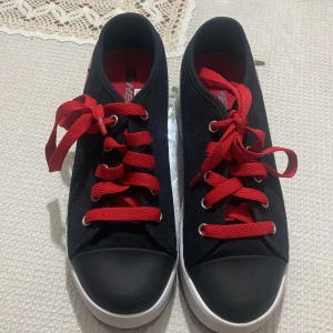 Sko för barn - Dessa skor är oanvända och är till barn. Storleken på skorna är 38. Pris 500kr i nypris. Jag har två par av dessa skor och säljer båda för 600kr de passar på både tjejer och killar.