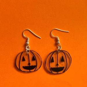 Halloweenörhängen  - Årets halloweenörhängen! Dessa kostar 25kr/par Dom kommer fortsätta säljas även efter halloween OBS! Pumporna är genomskinliga Frakten är 20kr