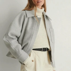 Höstjacka  - Superfin höstjacka från nakd! Nästintill aldrig använd och har inga tecken på slitage. Säljer pågrund av lite för stor för mig. (Säljer endast vid bra bud!)