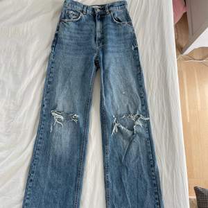 Zaras straight jeans med hål! Använda 2 gånger och därmed bra skick💞