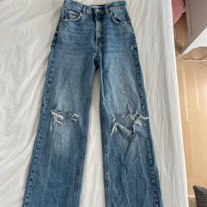 Straight Jeans Zara - Zaras straight jeans med hål! Använda 2 gånger och därmed bra skick💞