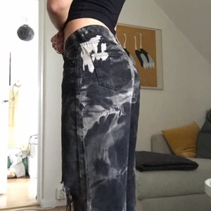 Jeans  - Svarta jeans med hål