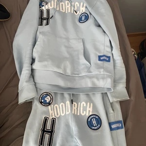 Hoodrich dress - Hej säljer nu min fina Hoodrich dress från jd sports köpte hela dressen för runt 1500kr i Danmark riktigt skönt matrial inne i den och den är som helt ny inga skador eller något 