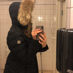 Moncler jacka - Säljer min moncler jacka lång modell billigt då jag flyttar utomlands snart och behlver bli av med den. Har ingen aning om den är äkta elr inte då jag fick den av mitt ex. Storlek M (vid intresse skriv fort då jag åker snart!)