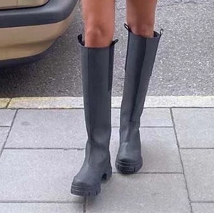 SÖKER!! Gråa stövlar stl 36 - Jag Söker gråa stövlar i storlek 36, 35 funkar också 