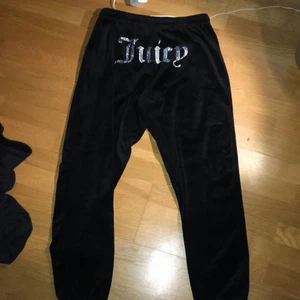 Juciy byxor M - Vill någon byta juciy byxor med mig. Har använt byxorna några gånger. Juciy byxor är i storlek M 