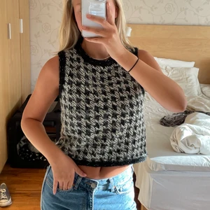 Väst - Sååå snygg väst från zara som tyvärr inte kommer till användning, något kortare i modellen och har liiite glitter i sig🙌🏼 knappt använd och bra material därför högre pris!