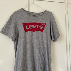 Levis t-shirt - Super fin grå tröja från Levis, tröjan är nästintill aldrig använd därav säljs den💕