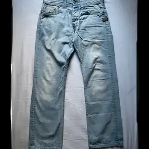 Skit snygga ljusblå jeans från G-Star som har använts flera gånger. Den är i bra skick. Storlek 28/32