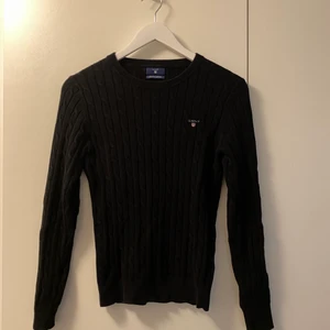 Kabelstickad Gant  - Svart kabelstickad tröja från Gant, storlek s