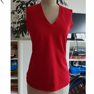 Rött linne/väst S/m - Rött linne stl M mer som s/m, jättefint skick. Samfraktar gärna💖  Sökord: Topp, väst, vringad, 34, 36, 38, tajt