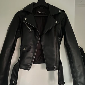 Skinnjacka - Säljer min fina skinnjacka, (fake skinn), ifrån zara! Den är sparsamt använd och har inga märken eller fläckar! Storlek Xs, passar Xs/S