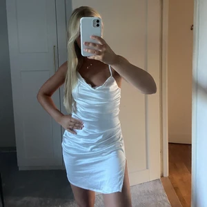 Vit satinklänning - Vit oanvänd satinklänning och därmed sitter lappen kvar🥰 frakt ingår ej