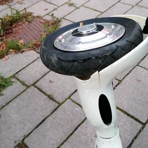 Hoverboard  - Väldigt fin hoverboard, har använts i några månader. Den fungerar som den ska.  Båda däcken är tyvärr trasiga och har punktering. Och stänkskydden är spruckna Laddare ingår inte!! Pris kan diskuteras! 