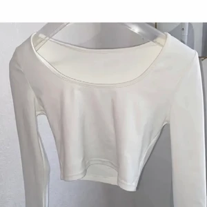 Vit topp  - Vit topp från shein köpt ett tag sen, ganska tight tröja, 🤍