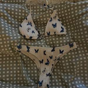 En bikini med fjärilar från shein i storlek S🦋använd 1 gång, frakten ingår ej i priset 