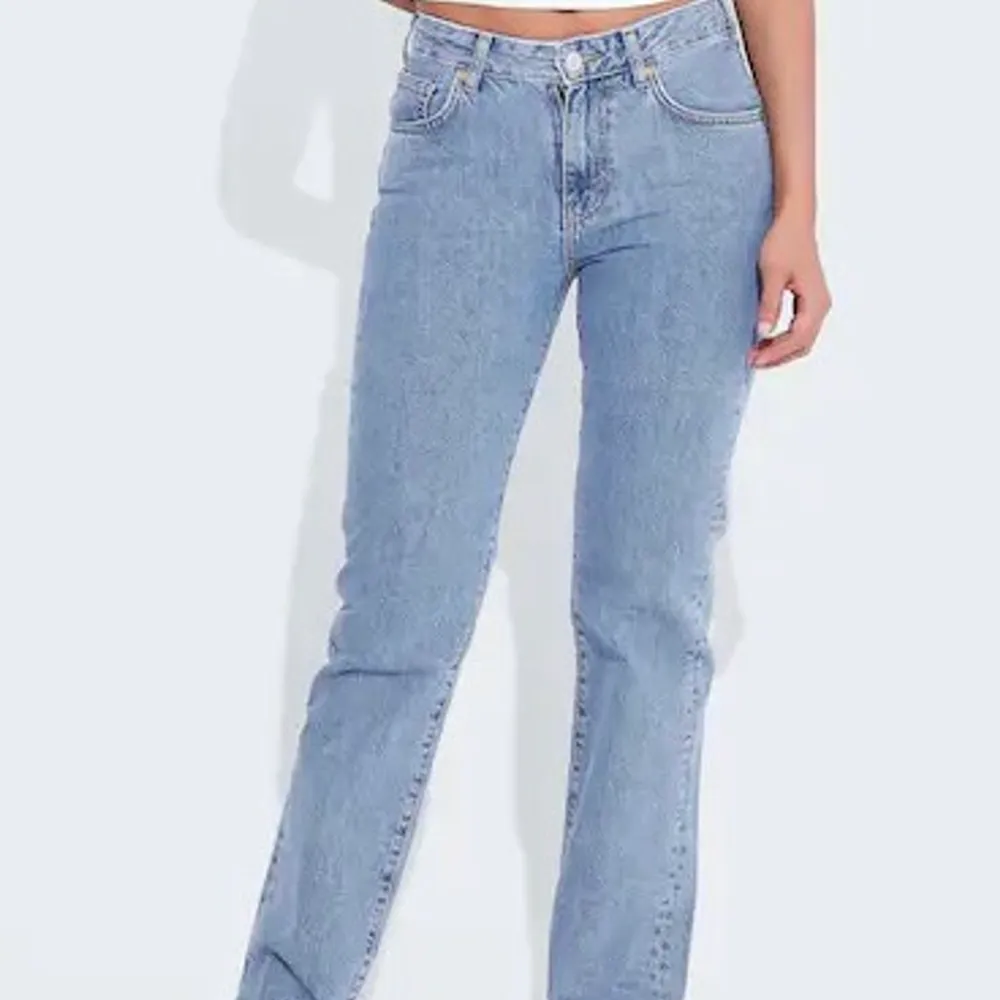 Säljer dessa lågmidjade blåa jeans från bikbok💞. Jeans & Byxor.