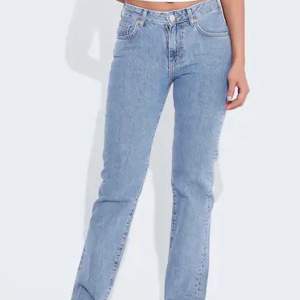 Säljer dessa lågmidjade blåa jeans från bikbok💞