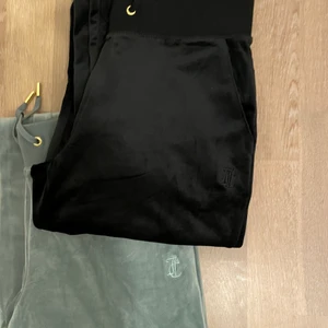 Juicy Byxor  - INTRESSEKOLL säljer är i storlek XS men passar också någon i S Om flera är intresserad så blir det budgivning.  Man kan köpa en eller båda spelar ingen roll använder ingen längr SÄLJER BÅDA FÖR 1100kr  Kom privat för bilder 