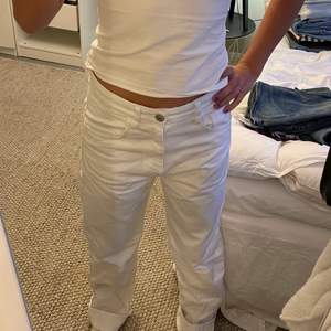Så najs vita iver sized jeans. Har ej kvar lappen där bak så vet inte vilken storlek det är men skulle tippa på 38/40. Jag är 166cm och som ni ser är dom uppvikta längst ner