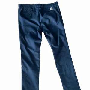 Carharrt chinos - Ett par svarta Carharrt chinos som sitter skönt samt smidiga fickor👖 skick: 9/10 på grund av att de inte kommit till användning✅ 