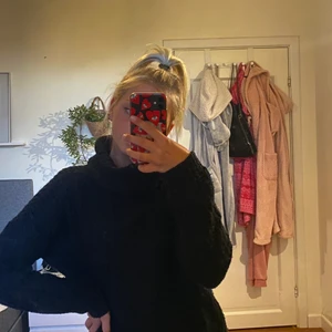 Tjockstickad polotröja - Jätteskön och fin svart polotröja! Säljer då jag inte längre använder den. 