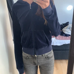 Juicy couture tröja storlek m gammal modell - Säljer min älskade juicy tröja då den inre kommer till användning. 320 kr+ frakt 69 kr