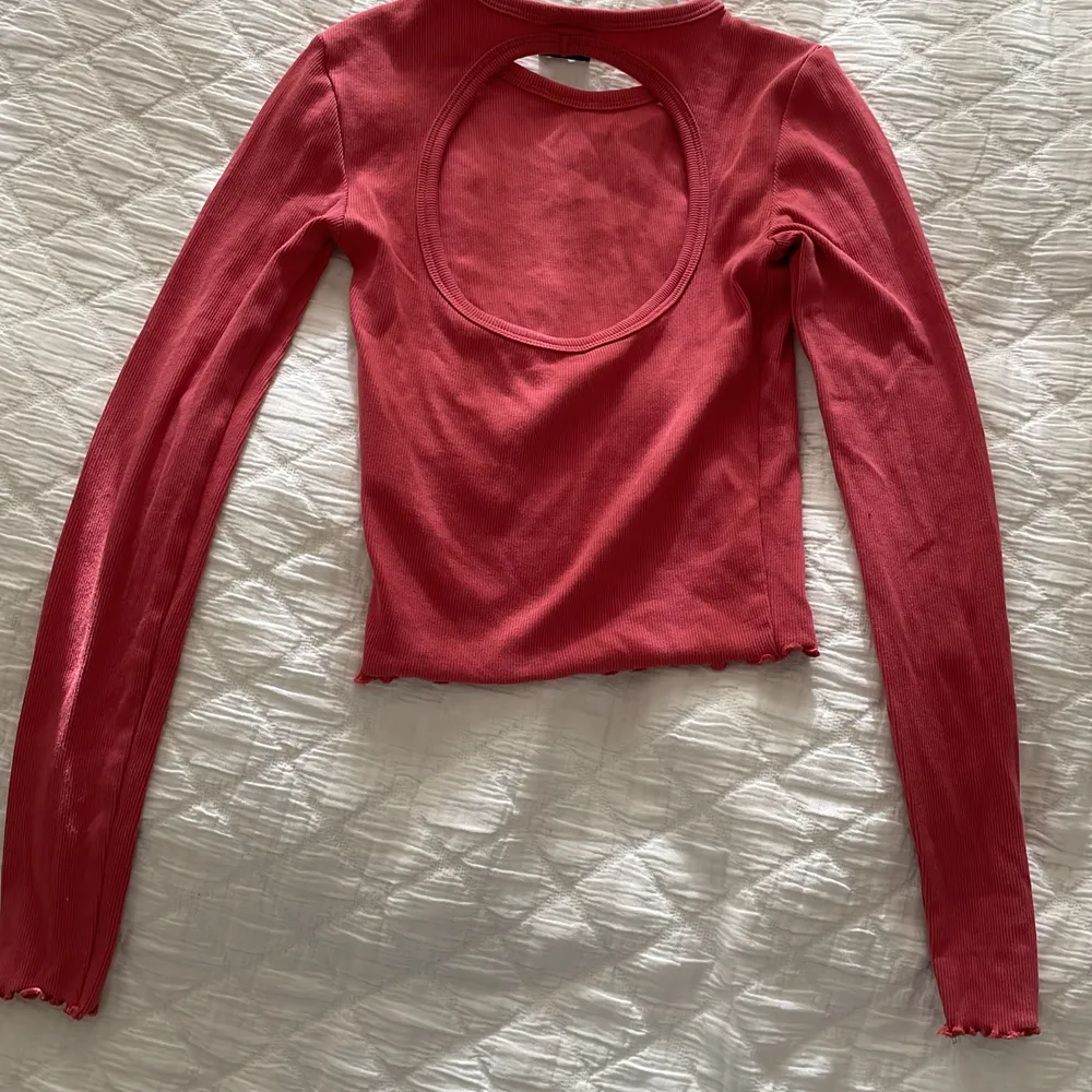 Den här tröjan är nästan som nu, använder få gånger. Storlek XXS och perfekt när man vill ha en enkel tröja men ändå inte!😻 Färgen är en fin blandning mellan röd och rosa. Säljer för att den inte kommer till användning!. Toppar.