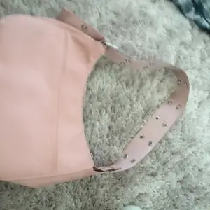  En vanlig rosa väskor från hm Man kan spänna åt axelbandet om man vill