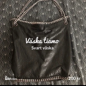 Tiamo väska - Super snygg väska i toppen skicka. Dock är den lite trasig (lädret har åkt upp lite) vid dragkedjan där bak. Därav får ni komma med egna pris förslag. Kan skicka bild på de ”trasiga” om man vill såklart. Bara att fråga om mer bilder eller andra frågor ☺️