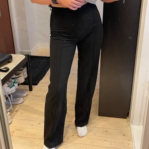 Tygbyxor Pull&Bear  - Jättefina tygbyxor med pressveck från pull&bear! Passar mig som är 172. Lite små i storleken 🤍